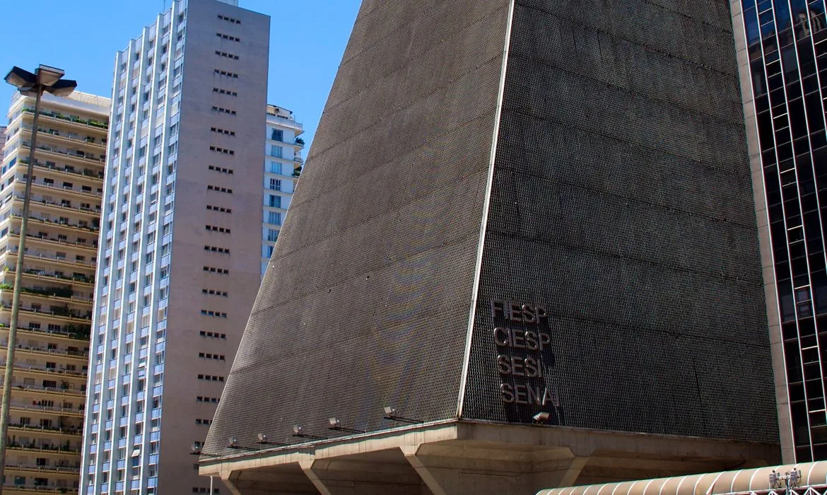 Insegurança faz 79% dos brasileiros mudarem hábitos de consumo, revela FIESP