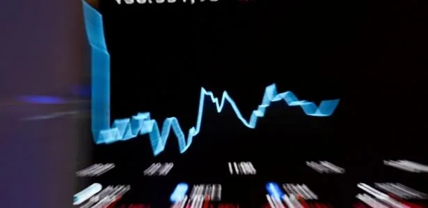 Dólar fecha a R$ 5,02; petróleo ameniza queda do Ibovespa