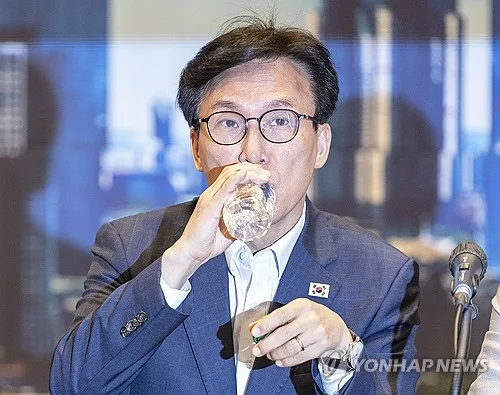 민생제일 천명하며 조희대 때리기…30%대 지지율에 고심 깊은 與