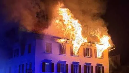 En Suisse, cinq personnes sont portées disparues et 19 blessées dans deux incendies d'immeubles