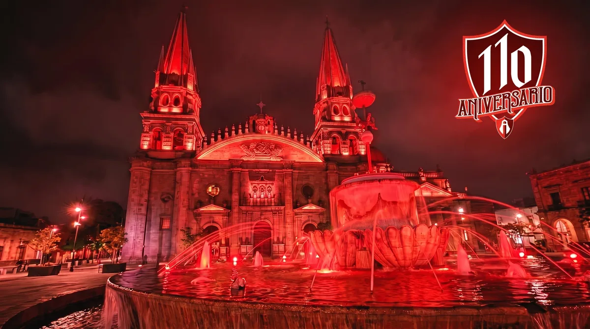 Guadalajara se ilumina de rojinegro por los 110 años del Atlas: estos son los lugares emblemáticos donde puedes tomarte la foto