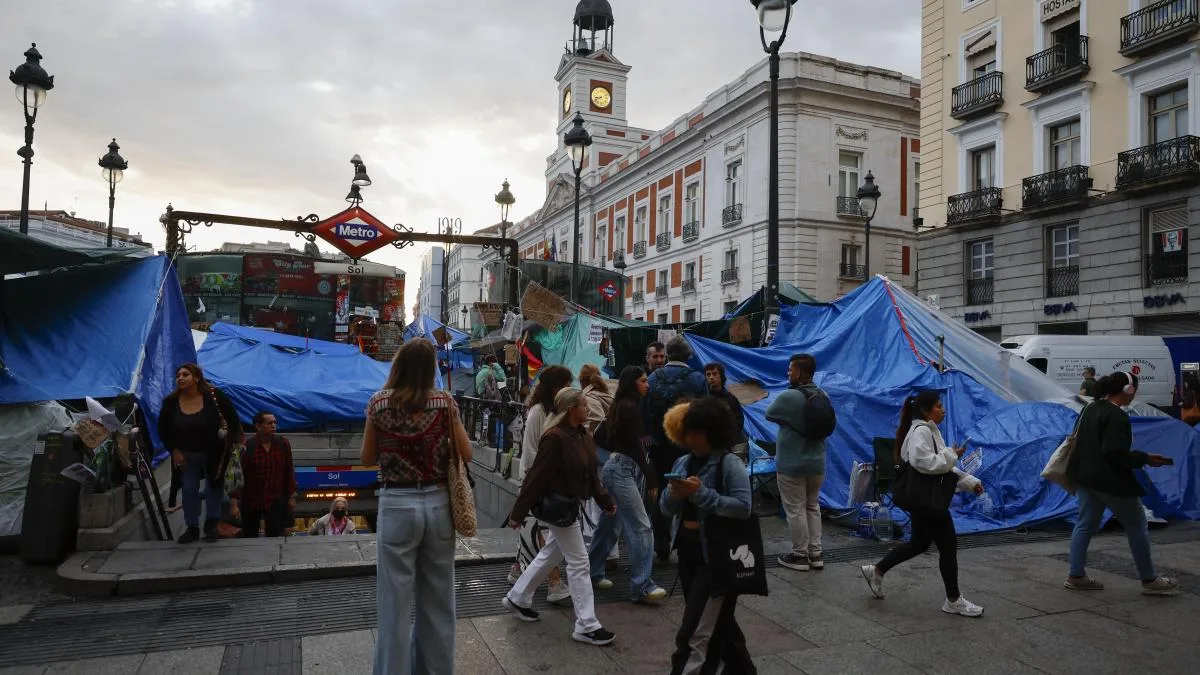Ayuso cierra la estación de Sol por insalubridad, pero Puente mantiene abierta la de cercanías