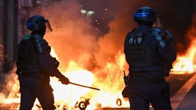 Neue Unruhen in Paris - Macron kündigt Runden Tisch an