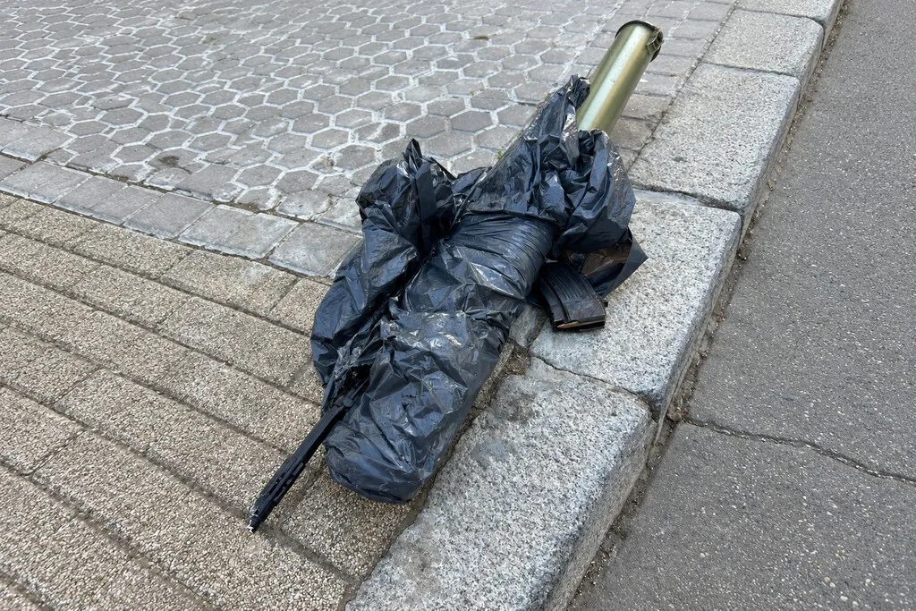 En Sevilla alguien ha tirado un fusil de asalto y un posible lanzagranadas a la basura. Ahora la Policía busca al dueño