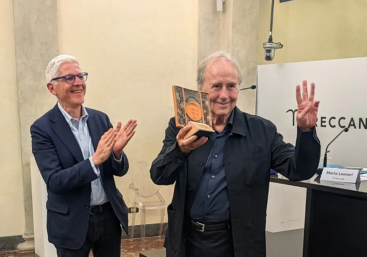 Serrat recibe en Roma el Premio Salvador Allende por su defensa de la democracia