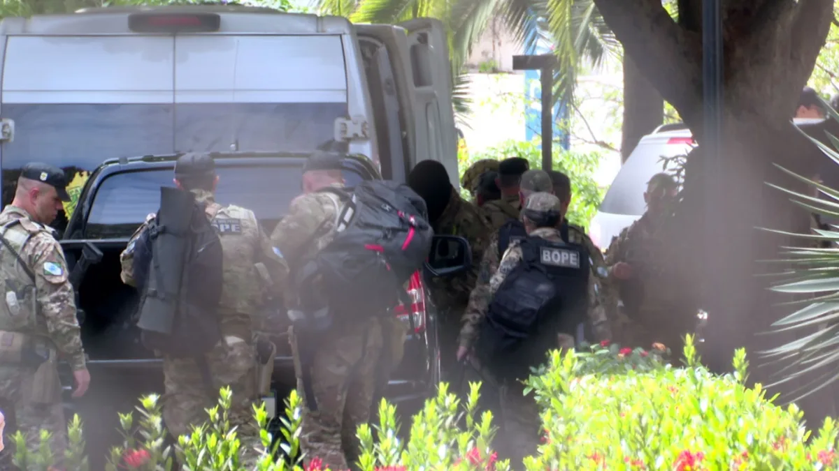 Homem em surto esfaqueia cunhado, invade apartamento vizinho e mantém casal de idosos em cárcere privado no Paraná