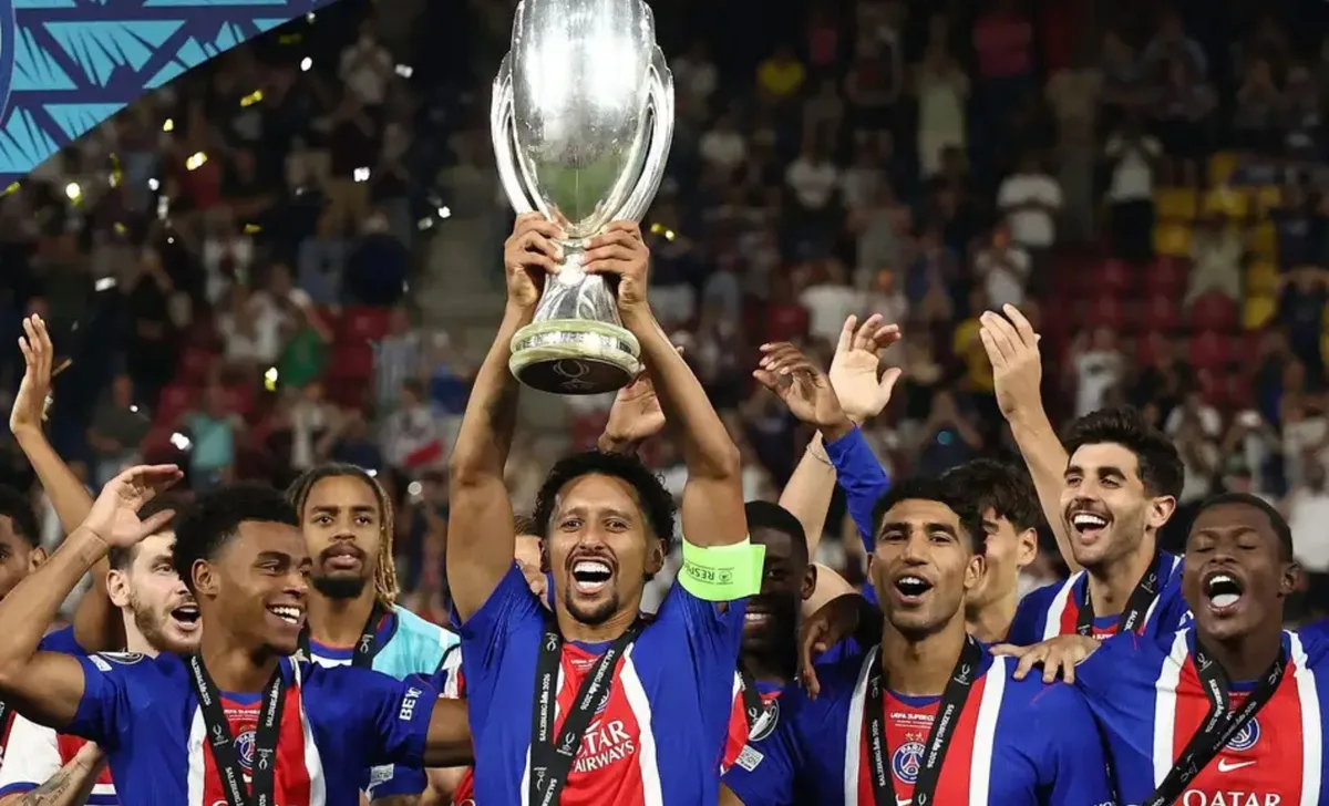 Zagueiro faz história e vira o brasileiro com mais títulos no futebol