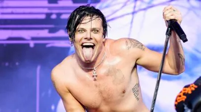 Yungblud surfa na plateia em uma cadeira de rodas enquanto se apresenta com a perna quebrada
