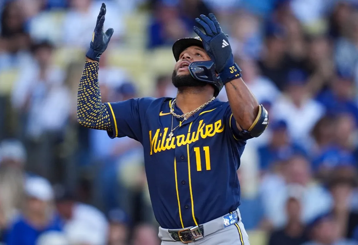Jackson Chourio pegó jonrón al primer lanzamiento y rompió histórico récord en la MLB