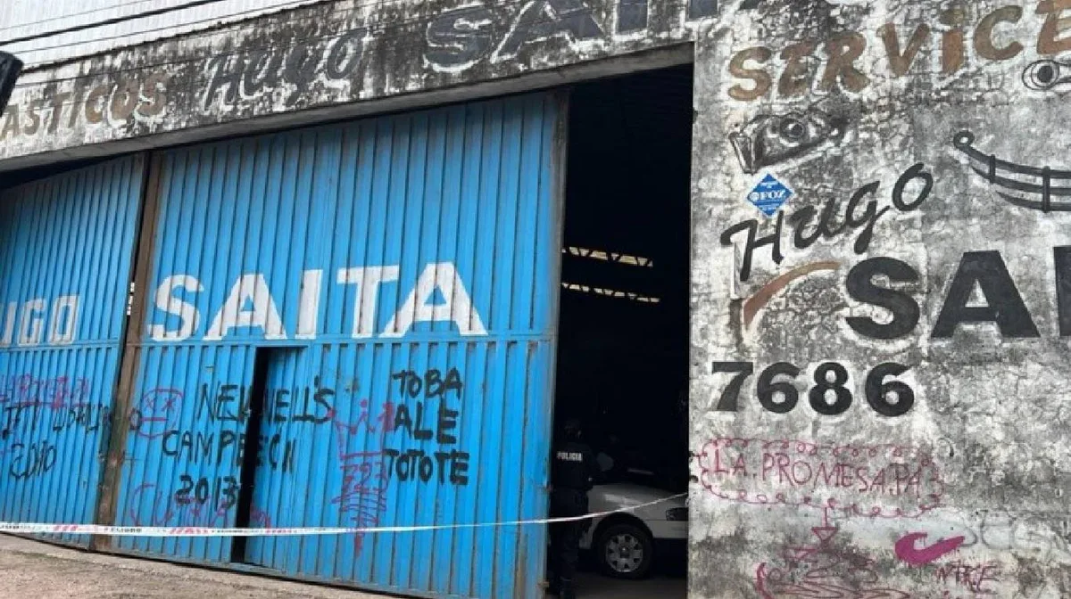 Un mecánico murió aplastado por un colectivo en Rosario: lo estaba arreglando, el criquet cedió y el vehículo cayó sobre él