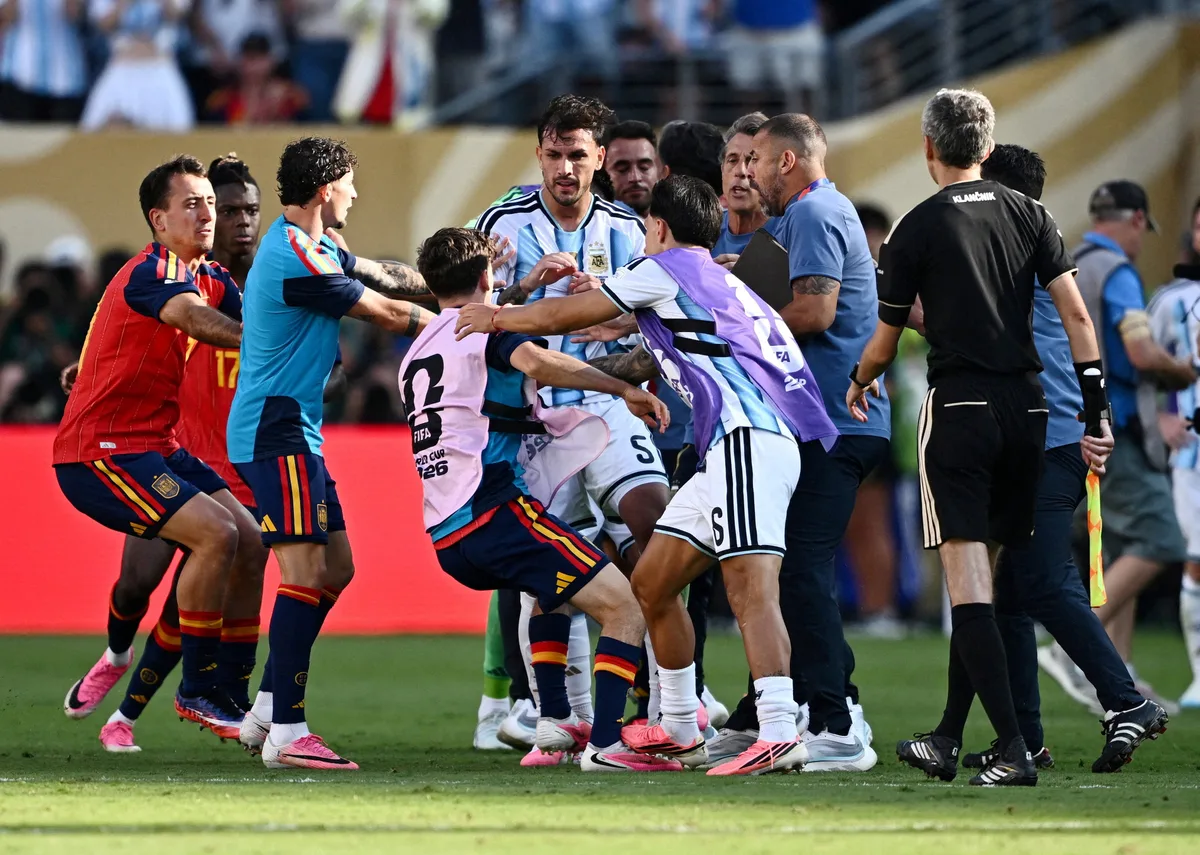 Sanciones de la final del Mundial: ¡10 partidos a Paredes y siete a Nahuel!