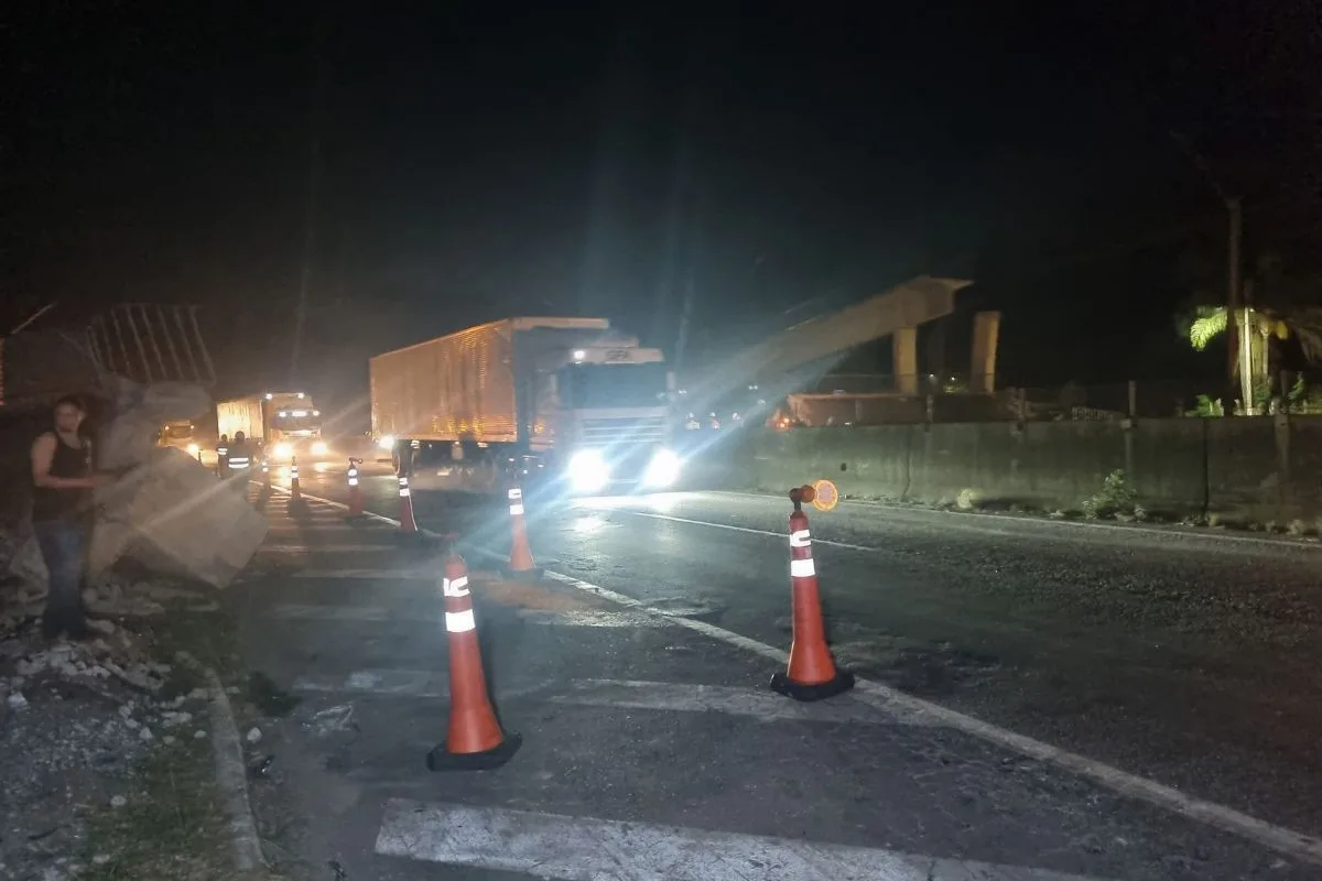 Pista sentido São Paulo da Fernão Dias é liberada após passarela ser atingida por caminhão, cair e matar mãe e filho