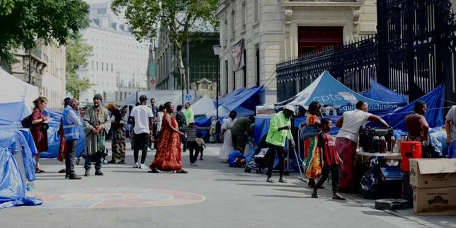 La Ville de Paris annonce « la mise à l’abri » de 250 personnes, migrantes pour la plupart, qui étaient installées sur le parvis de la mairie