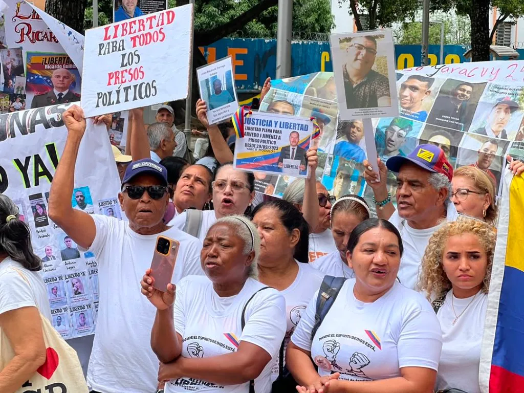 En fotos: Familiares de presos políticos exigen ampliar número de excarcelaciones en el país