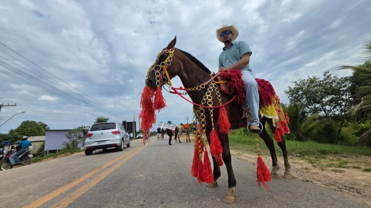 Produtor rural percorre um dia inteiro no rio para participar de cavalgada na ExpoTarauacá