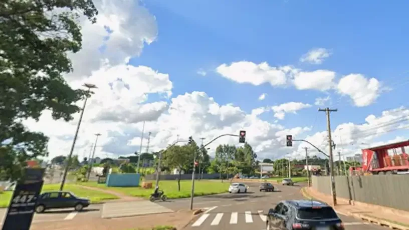 Açougueiro dá tiros em avenida, joga arma pela janela do carro e acaba preso
