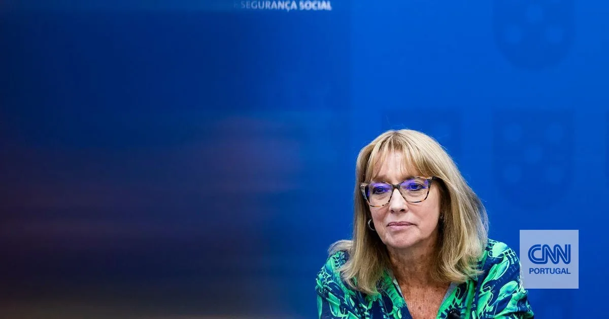 Aumento do salário mínimo "não está em cima da mesa", avisa ministra do Trabalho