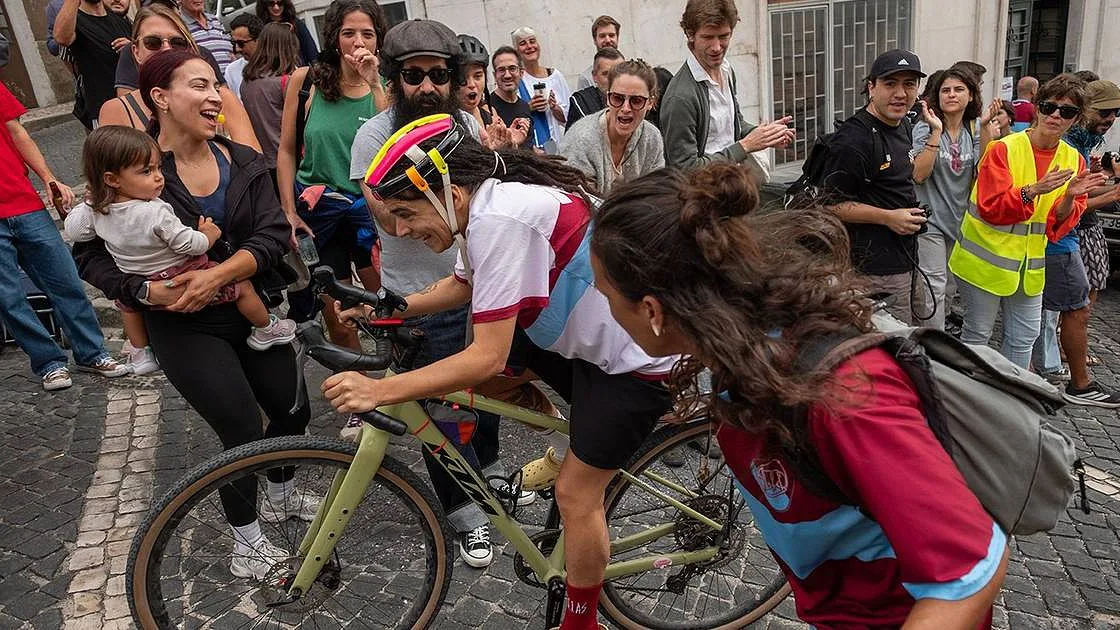 A mítica subida de Lisboa, 160 ciclistas e um bairro que resiste à transformação da cidade