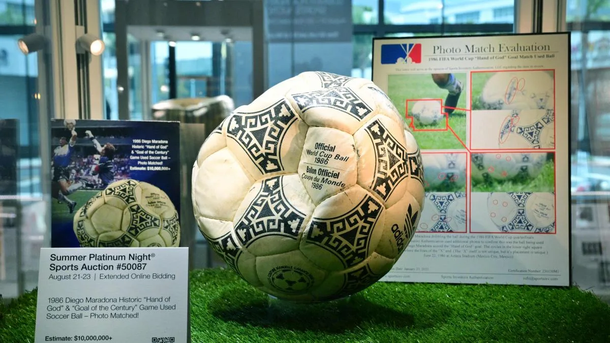 El balón de la 'Mano de Dios' de Maradona se vende por más de tres millones de dólares