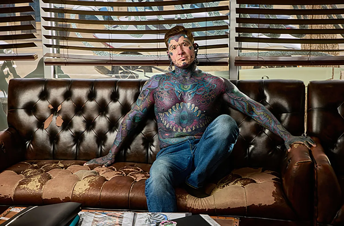 Superpuso capas de tatuajes hasta más de 100 veces y el Guinness tuvo que crear una categoría nueva para reconocerlo: quién es Ephemeral Remy