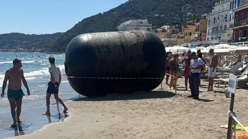 Un misterioso objeto apareció en una playa de Italia, desconcertó a los bañistas y desató teorías de todo tipo