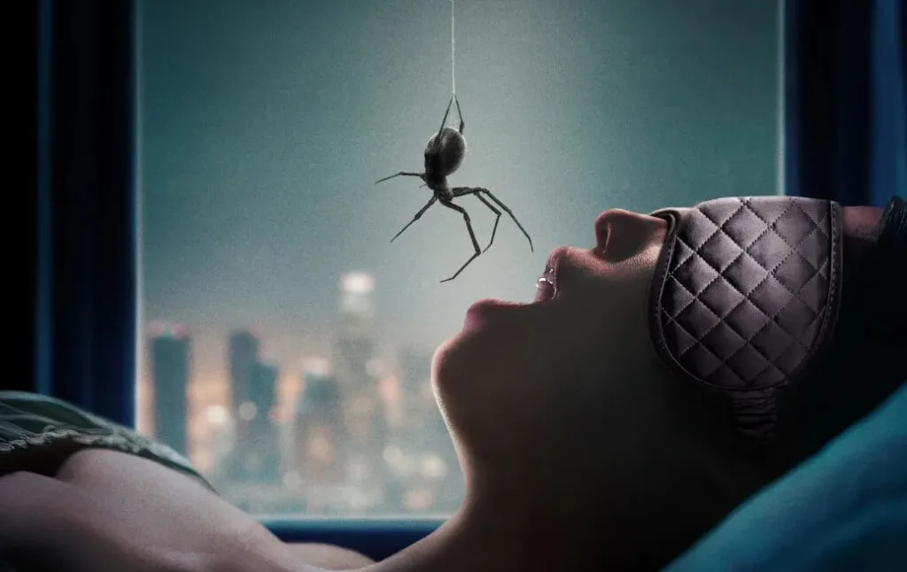 QUE AGONIA! Matilda Lutz enfrenta aranhas assassinas no clipe do terror ‘Crawlers’; Confira!