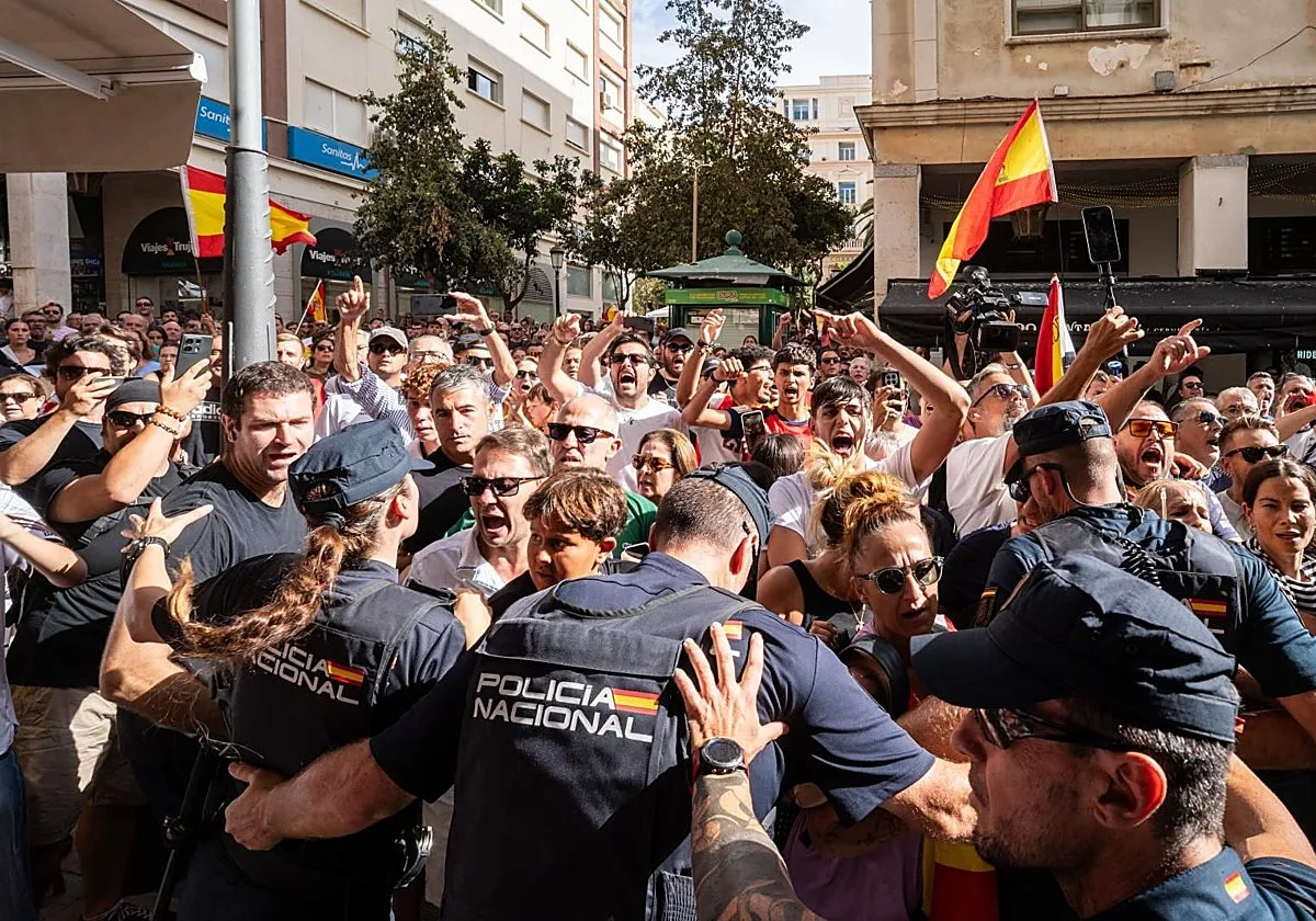 Los vecinos de Ceuta tratan de entrar en el hotel en el que estaba el delegado del Gobierno