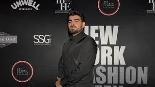 Jonathan Moly sorprende como modelo en New York Fashion Week