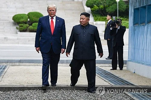 NYT "이란전 늪 빠진 트럼프, 익숙한 김정은에 눈 돌려"