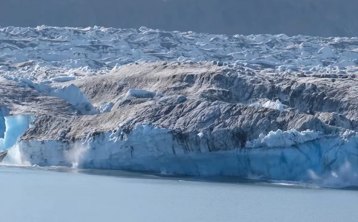 Estas son las olas que genera el desprendimiento de un glaciar de 18 millones de toneladas