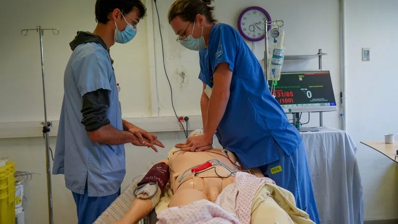 "Un gros sentiment d'injustice s'installe": les étudiants en médecine bouleversés par les soupçons de triche à leur concours oral d'internat