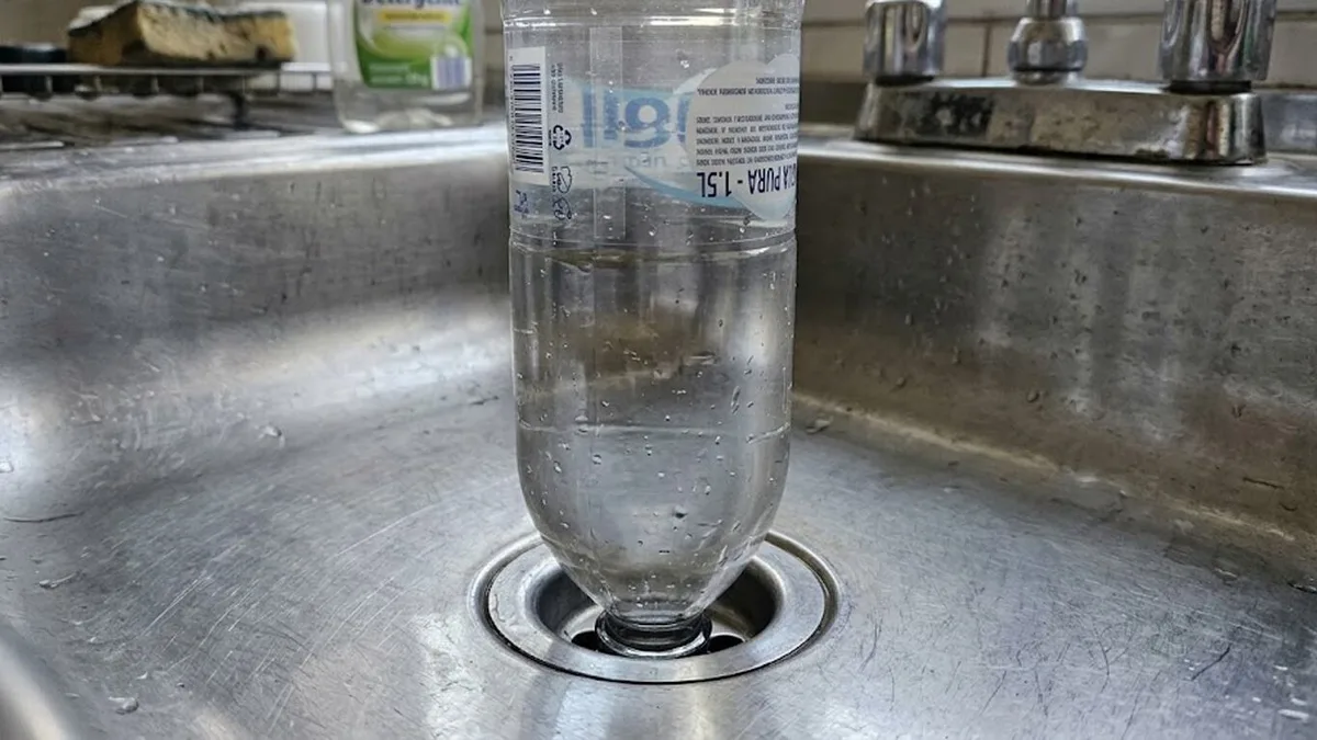 Colocar una botella de plástico con agua boca abajo en el desagüe: para qué sirve y cuándo aplicarlo