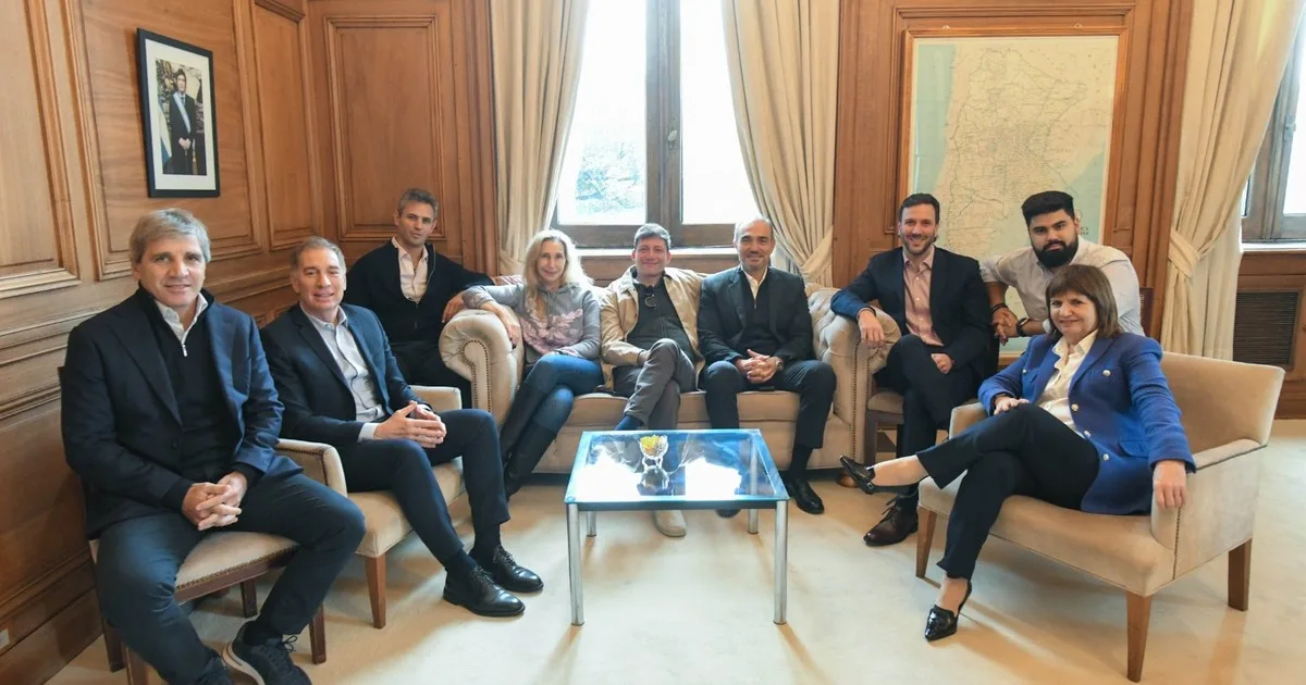 Javier Milei y sus medidas, EN VIVO: el Gobierno vuelve a reunir a la Mesa Política y recibe a la Iglesia para organizar la visita del papa León XIV a la Argentina