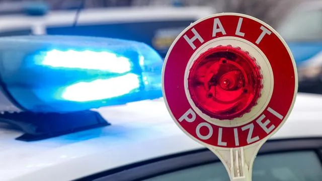 Polizeieinsatz: Kein Platz im Auto? Junger Mann fährt auf dem Dach mit