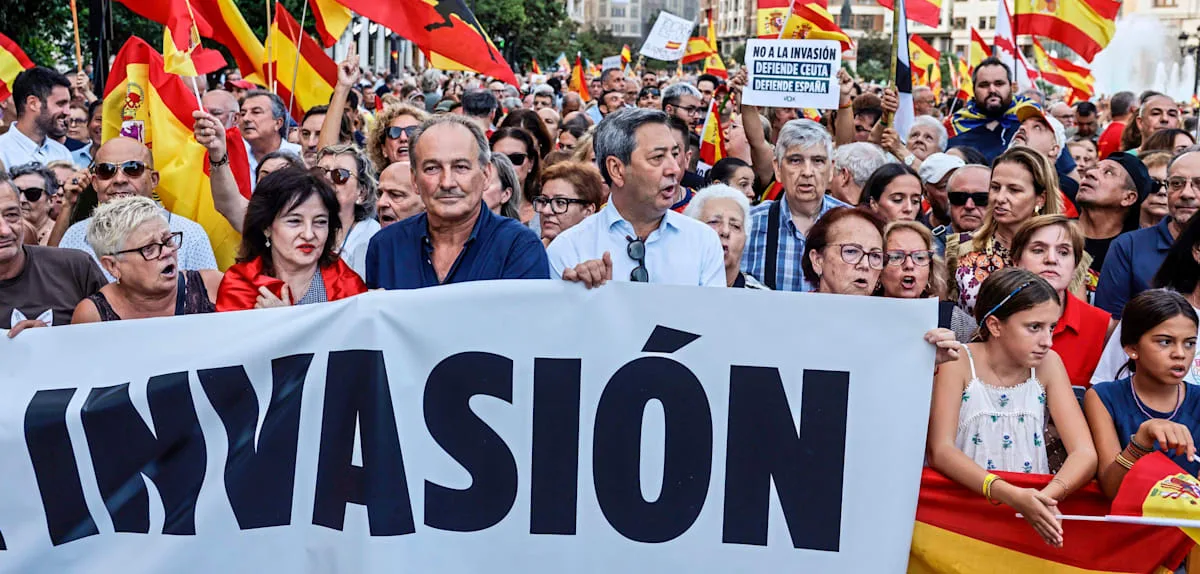 „Ceuta ergibt sich nicht“ – Zehntausende Spanier demonstrieren gegen „Invasion“ und Sánchez
