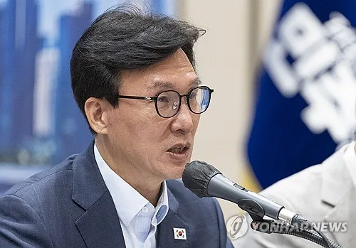 김민석, 부산서 국힘에 "이진숙 내쫓든지 아니면 YS사진 내려라"