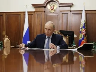 Un décret de Vladimir Poutine force le transfert à une société russe des actifs de Nestlé, Auchan et de Leroy Merlin