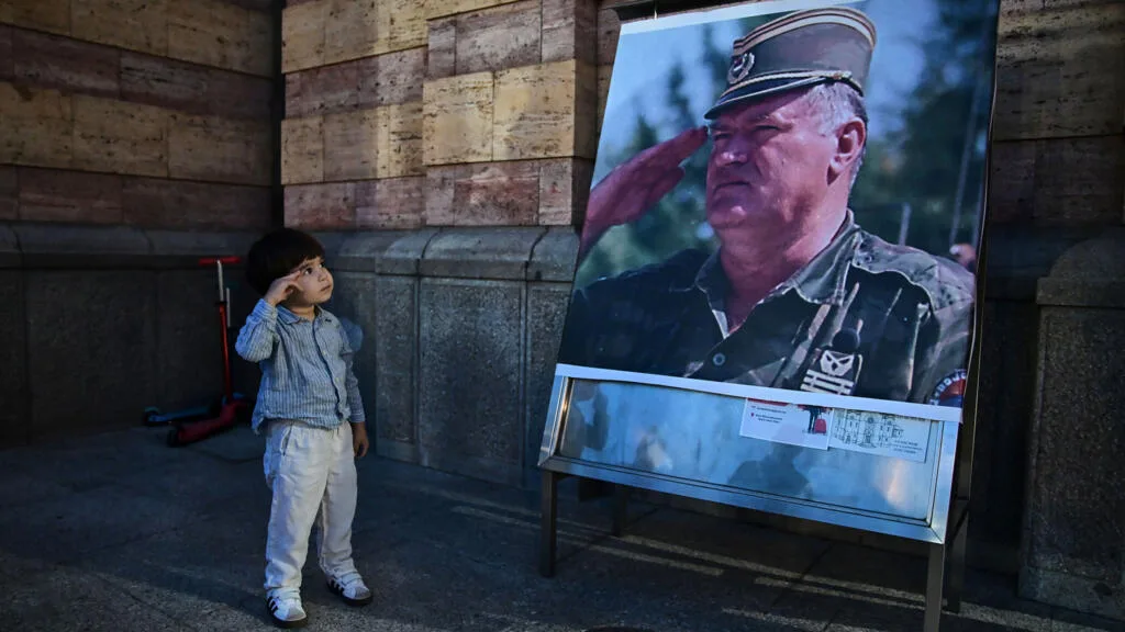 Anúncio de funeral com honras militares para Ratko Mladic provoca polêmica na Sérvia