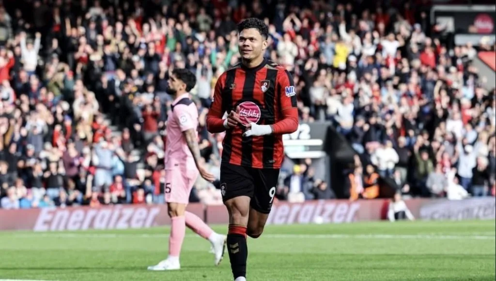 Evanilson marca 100º gol da carreira e comanda vitória do Bournemouth