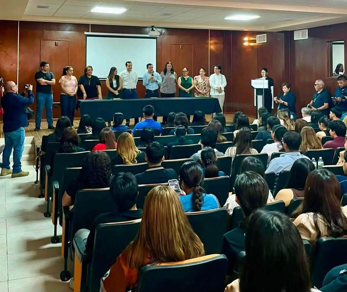 Premian perseverancia de 94 estudiantes de la UAdeC con becas, en Piedras Negras, Coahuila