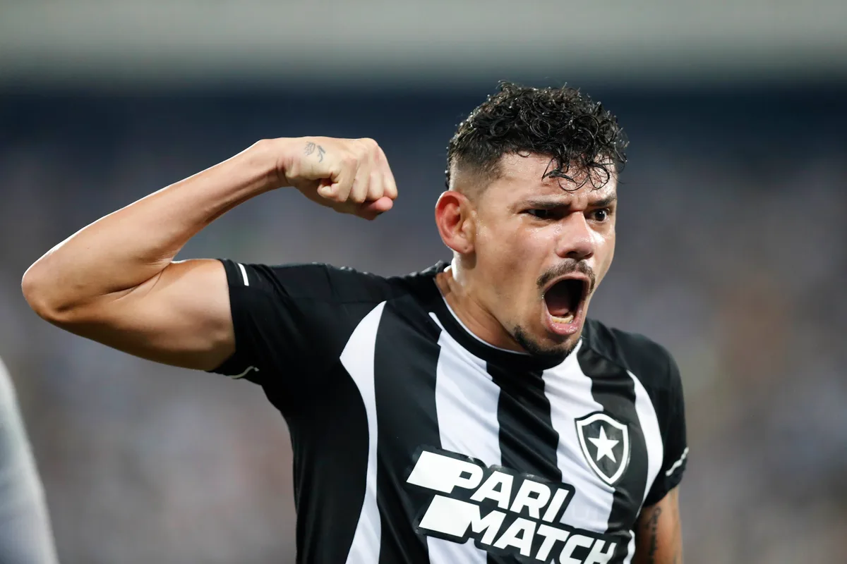 Botafogo anuncia a contratação do atacante Tiquinho Soares