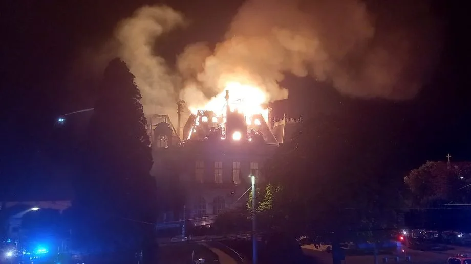 VIDÉO - Mobilisation du 17 octobre : l'hôtel de ville de Limoges totalement détruit, des voitures de police brûlées