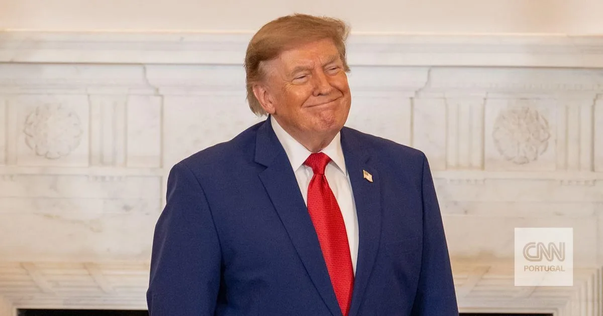 Donald Trump bane CNN, POLITICO e MS Now da Casa Branca