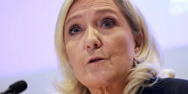 A Bruxelles, Marine Le Pen isolée après avoir menacé l’Europe d’un « bras de fer »