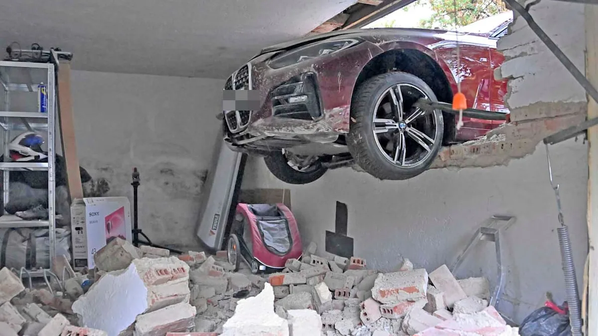 Cabrio-Diebe krachen durch die Mauer - Huch, in meiner Garage hängt ein Auto!