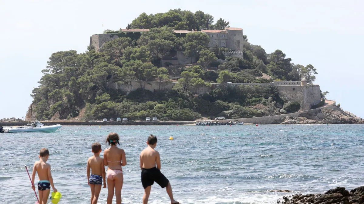 Le patron du PS fustige Emmanuel Macron qui "s'amuse en jet ski" à Brégançon "pendant la canicule"