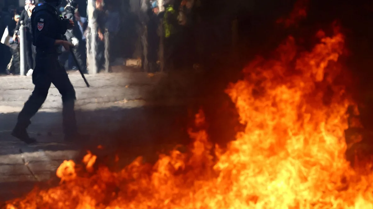 Las protestas se extienden por Francia con el apoyo de los chalecos amarillos y suman más de un centenar de detenidos