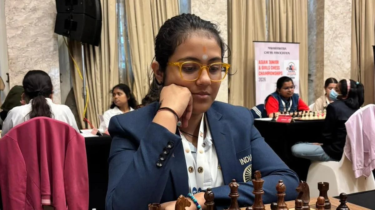 Pratitee takes sole lead; Mayank stays ahead