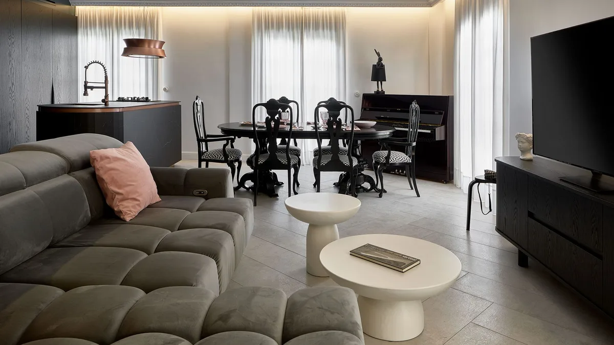 Este piso de 110 m² en Murcia demuestra que los colores oscuros también pueden ser luminosos: verde profundo, mármol negro y rosa empolvado