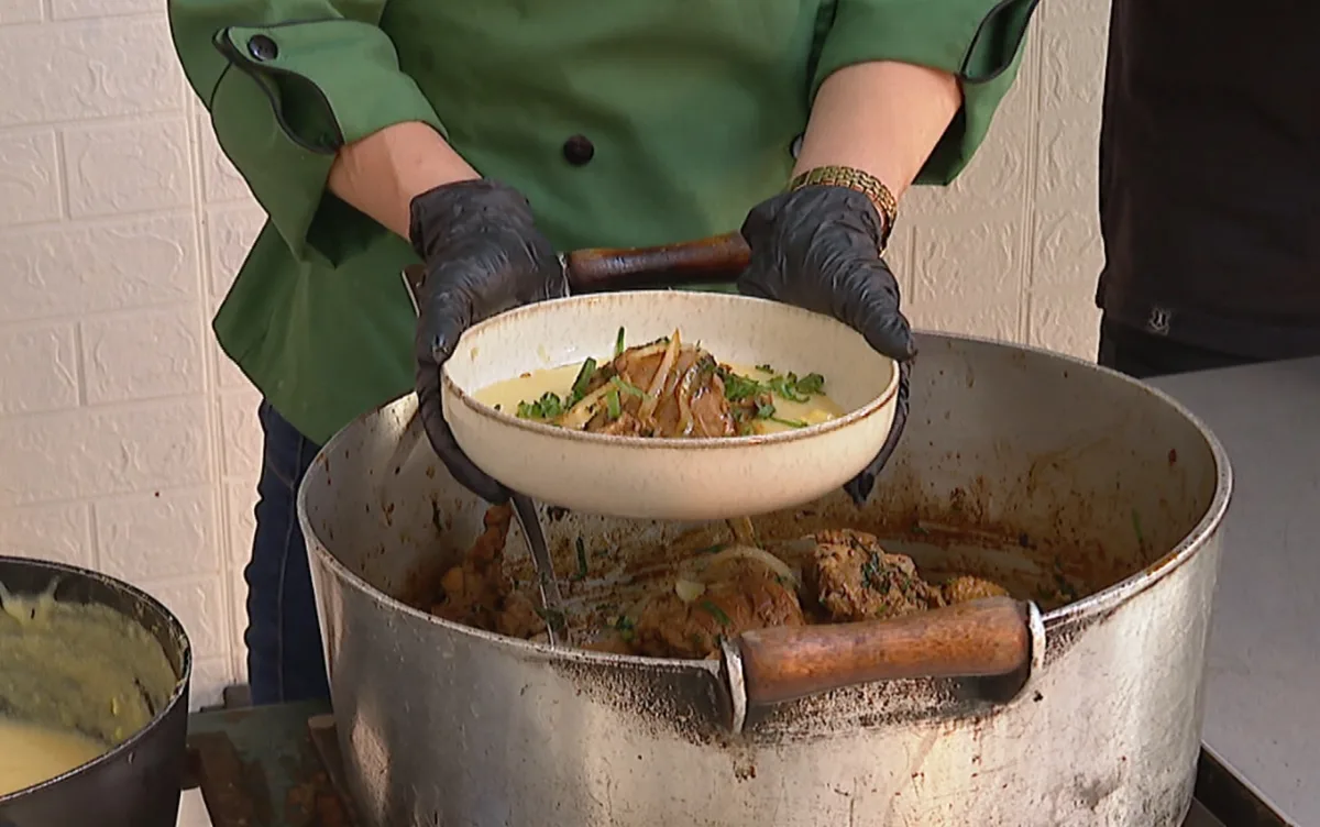 'Barato da Cozinha': aprenda a fazer frango caipira com polenta de milho verde